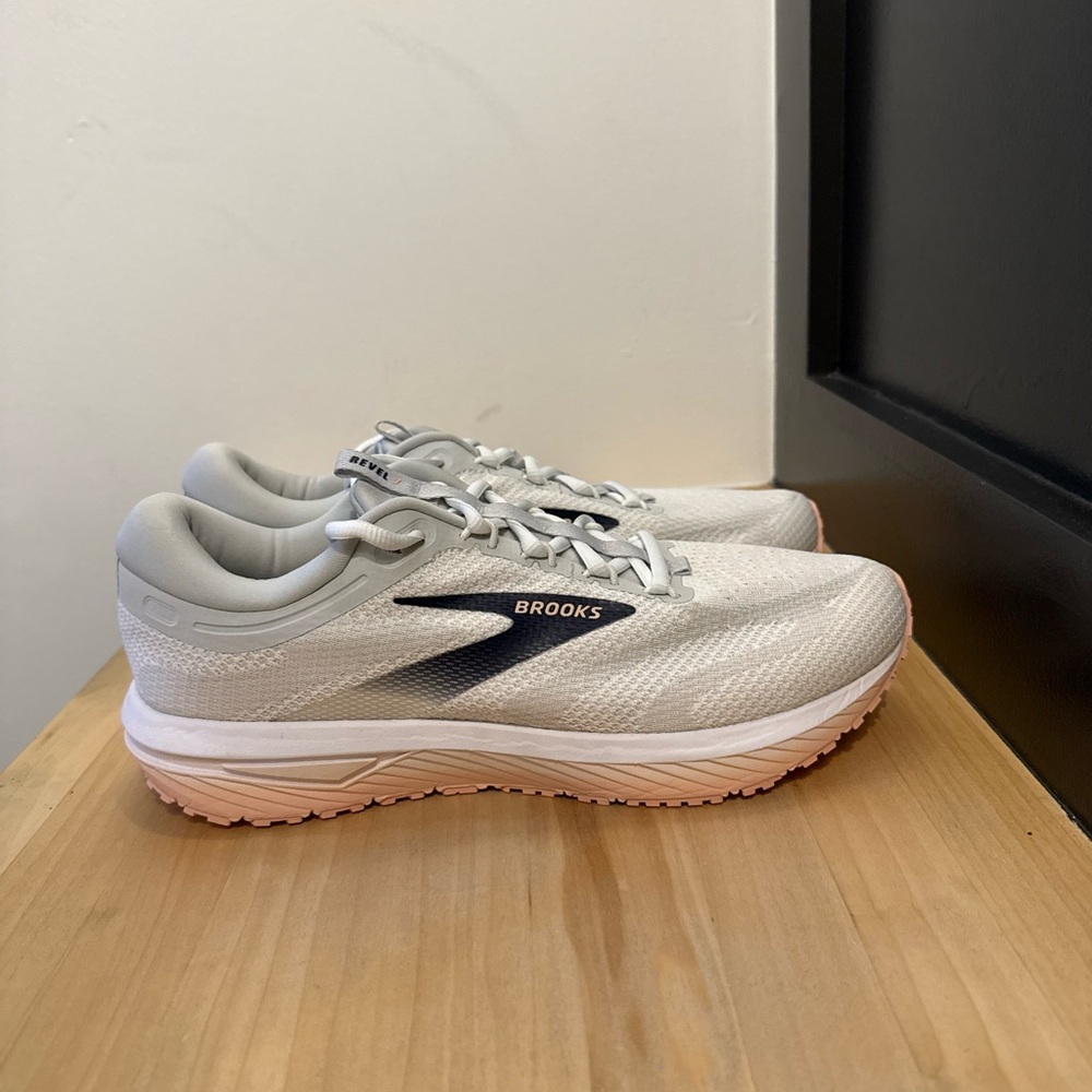 Brooks Women's Sneakers in White and Light Pink New without Box - Picture 8 of 15